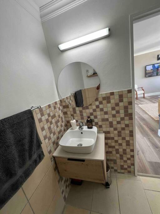 Modern, Trendy And Comfortable 2 Bedroom Apartment In เคปทาวน์ ภายนอก รูปภาพ