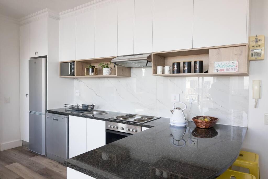 Modern, Trendy And Comfortable 2 Bedroom Apartment In เคปทาวน์ ภายนอก รูปภาพ