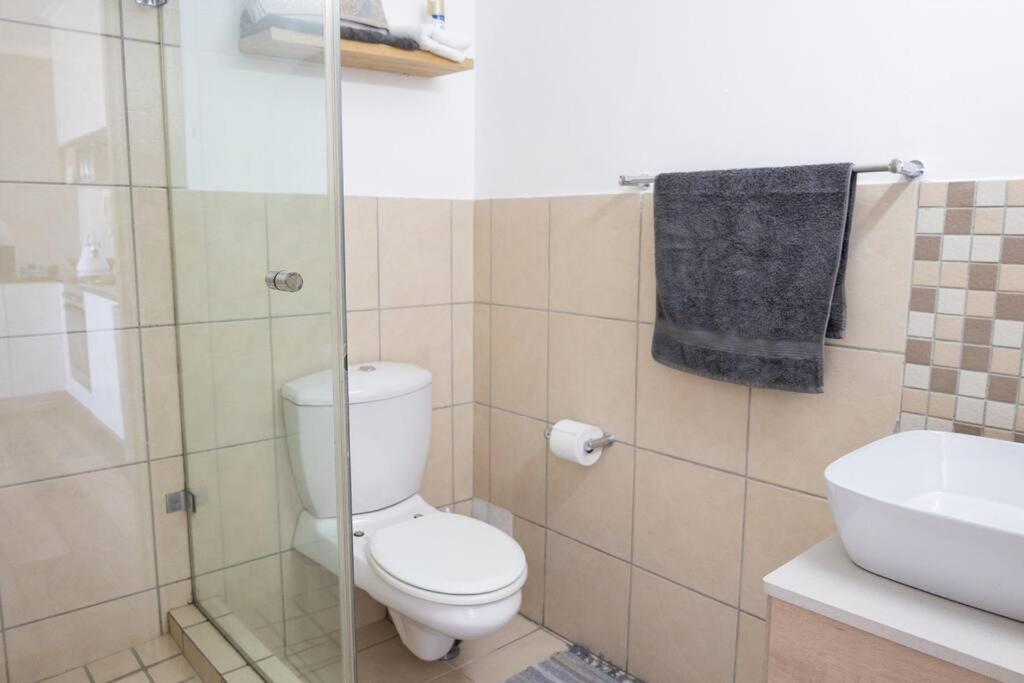 Modern, Trendy And Comfortable 2 Bedroom Apartment In เคปทาวน์ ภายนอก รูปภาพ