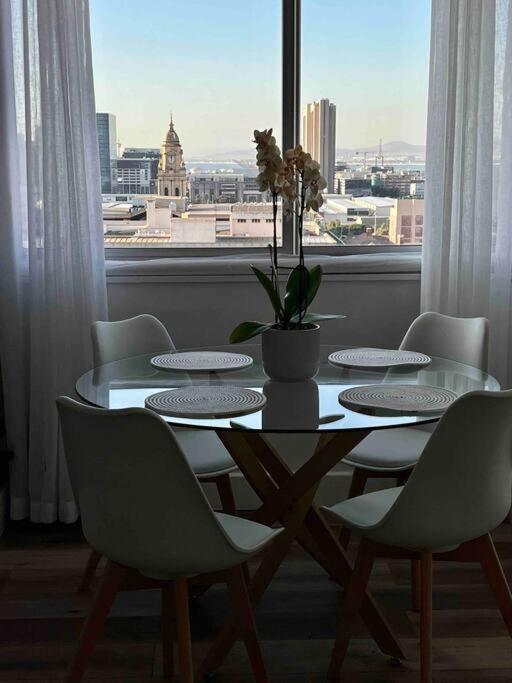 Modern, Trendy And Comfortable 2 Bedroom Apartment In เคปทาวน์ ภายนอก รูปภาพ