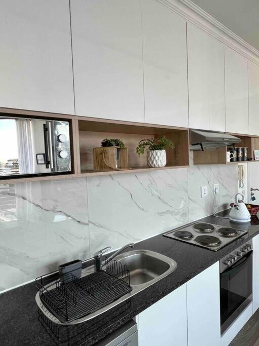 Modern, Trendy And Comfortable 2 Bedroom Apartment In เคปทาวน์ ภายนอก รูปภาพ