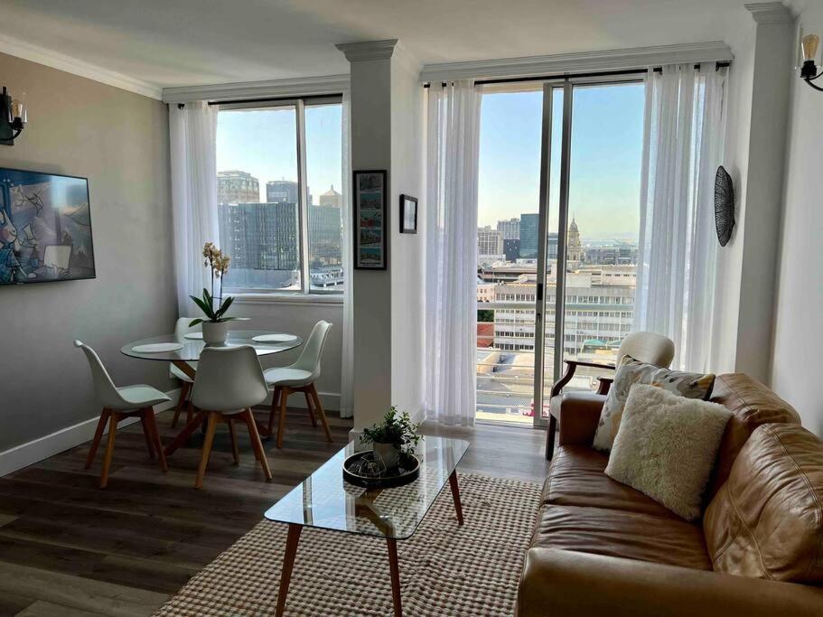 Modern, Trendy And Comfortable 2 Bedroom Apartment In เคปทาวน์ ภายนอก รูปภาพ