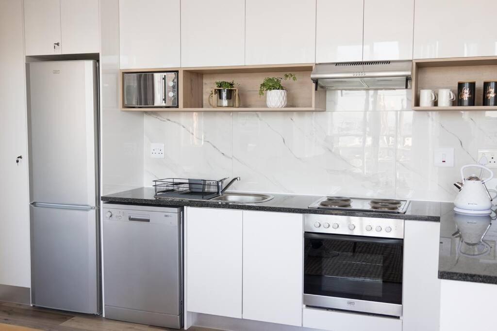 Modern, Trendy And Comfortable 2 Bedroom Apartment In เคปทาวน์ ภายนอก รูปภาพ